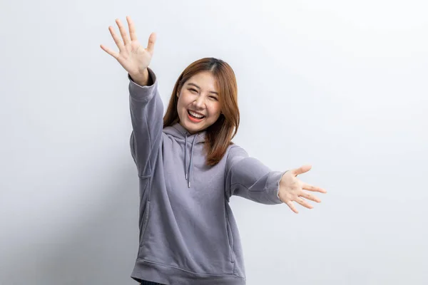 Porträtt Vacker Asiatisk Kvinna Gör Glada Pose Isolerad Gul Bakgrund — Stockfoto