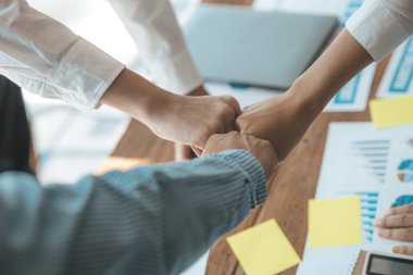 Üç kişi yumruklarını birleştiriyor, iş adamları ortak girişim şirketleri kuruyor, genç girişimciler şirket kuruyor. Birlikte şirketin kar etmesini sağlayacak bir plan yapacağız..