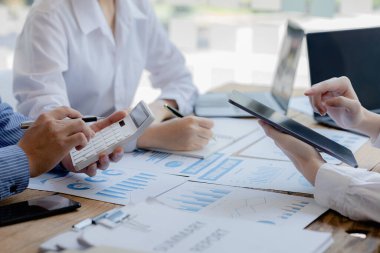İş adamı grubu ofiste toplanıyor, finans ve finans yönetimi konusunda toplanıyorlar, iş ortakları. Yeni başlayan şirketler için konsept mali yönetim