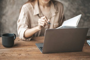 Ofiste çalışan Asyalı kadınlar, işletme yöneticisi olarak genç Asyalı iş kadınları, kurucu ve işletme yöneticileri, genç kadın iş adamları. Girişim iş konsepti.