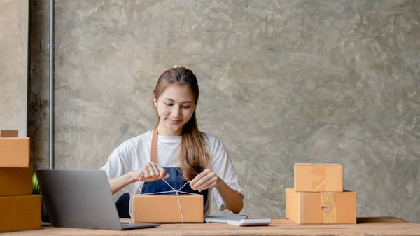 Asian Woman Tying Parcel Customer Box She Owns Online Store — стокове фото