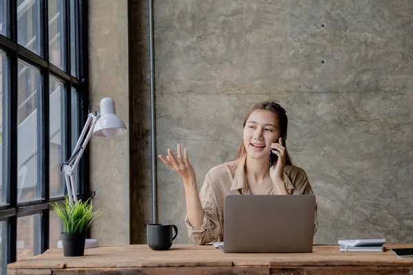 Asian Woman Talking Phone She Salesperson Startup Company She Calling — Stockfoto