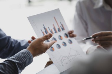 Şirket yöneticileri ve bölüm yöneticilerinden oluşan bir ekip beyin fırtınası yapmak ve şirketin büyüme ve kâr sağlama amaçlı operasyon planlarını tartışmak için toplanıyor. Takım toplantısı konsepti.