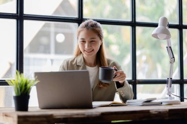 Ofiste çalışan Asyalı kadınlar, işletme yöneticisi olarak genç Asyalı iş kadınları, kurucu ve işletme yöneticileri, genç kadın iş adamları. Girişim iş konsepti.