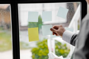 Konferans odasında cama not defteri tutan bir kişinin yakın plan çekimi. Girişimci bir şirket toplantı odası yöneticiler ve yöneticiler beyin fırtınası yapmak ve operasyonları planlamak için toplantı yapıyor..