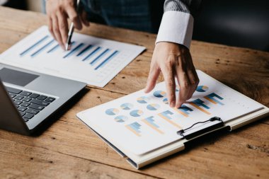 İşadamı şirketinde özel bir ofiste oturuyor ve şirketin mali belgelerini inceliyor, üst düzey yönetim finansal bilgilerin doğruluğunu kontrol ediyor. Finansal yönetim. Boşluğu kopyala