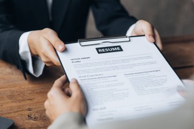 Bir şirkette iş görüşmesi için başvuruda bulunan kişi, bir yöneticiyle iş görüşmesine katılan ve başvuru için şirkete alınan kişi. İş başvurusu kavramı.