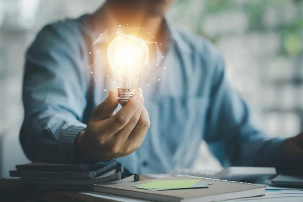 Stojící Muž Drží Zářící Žárovku Kreativní Nový Nápad Inovace Brainstorming — Stock fotografie
