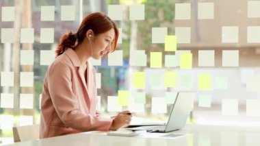 İş ortağı ile iş ortağı laptopta video görüşmesi yapıyor, ortak bir girişimin planlama, işlemleri ve finansmanı konusunda ortağıyla görüşüyor. İş yönetimi kavramı.