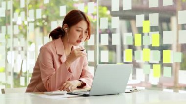 İş ortağı ile iş ortağı laptopta video görüşmesi yapıyor, ortak bir girişimin planlama, işlemleri ve finansmanı konusunda ortağıyla görüşüyor. İş yönetimi kavramı.