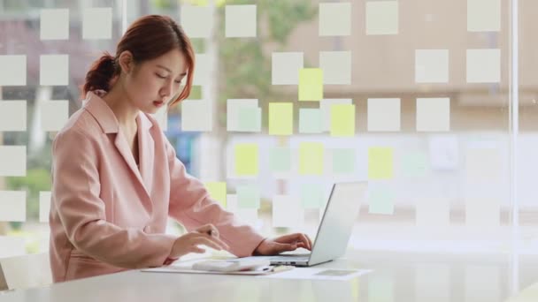 在一家公司的私人办公室里坐着一位漂亮的亚洲女人 她是一位经营一家公司的女商人 她正计划发展一家公司 企业管理概念 — 图库视频影像