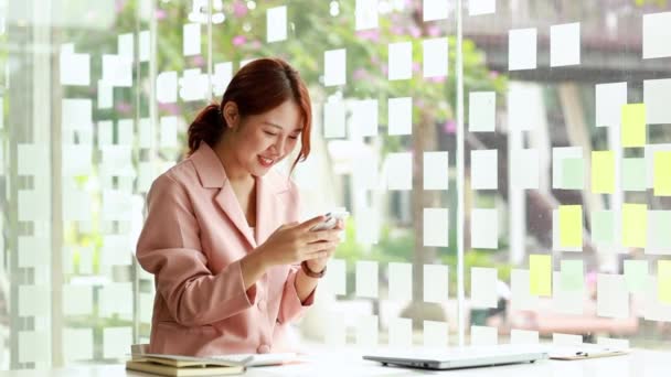 Mulher Asiática Bonita Jogando Telefone Celular Sua Pausa Trabalho Ela — Vídeo de Stock