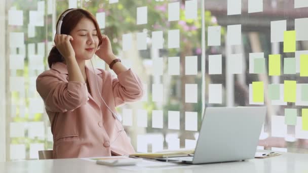 Vacker Asiatisk Kvinna Lyssnar Musik Rasten Från Jobbet För Att — Stockvideo