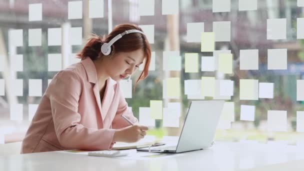 Jovem Mulher Asiática Trabalhando Com Computador Portátil Escritório — Vídeo de Stock