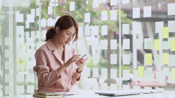Krásná Asijská Žena Hraje Mobilní Telefon Přestávce Práce Ona Marketingový — Stock video