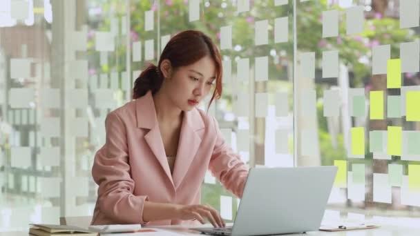 美丽的亚洲女人坐在一家公司的私人办公室里 她是经营一家公司的女商人 她正计划发展一家公司 企业管理概念 — 图库视频影像