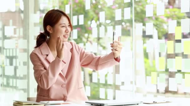 美丽的亚洲女人是在工作休息期间和朋友一起打电话的视频 她是一位创业营销经理 女性领导 妇女领导概念 — 图库视频影像