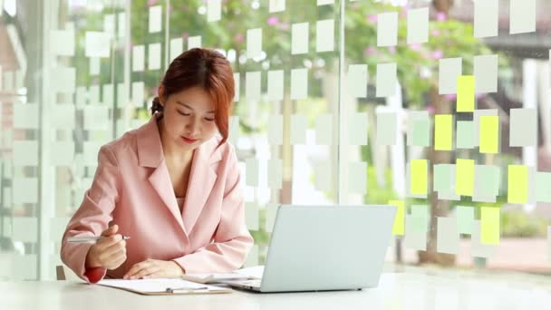 Крупный План Красивой Азиатской Женщины Сидящей Частном Офисе Компании Бизнес — стоковое видео
