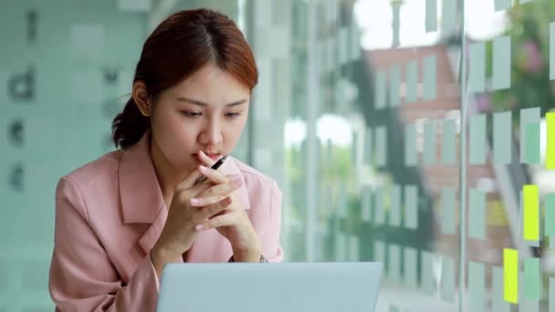 Close Mooie Aziatische Vrouw Denken Het Werk Zakenvrouw Werkt Een — Stockvideo