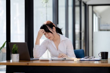 Ofiste çalışan güzel bir Asyalı kadın, bir şirket sahibi bir iş kadını, uzun ve büyük evrak işleri yüzünden başı ağrıyor ve başı dönüyor. İşten hastalık konsepti