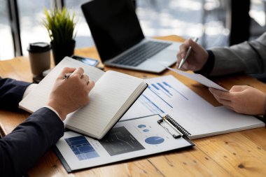 İki iş adamının buluştuğu ve beyin fırtınası yaptığı konferans odasındaki atmosfer, girişim kuran genç yöneticiler, yeni işletmeler ve fikirler. Girişim şirketinin yönetim kavramı.