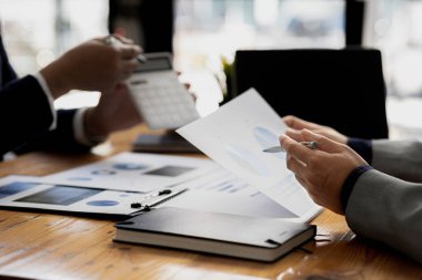 İki iş adamının buluştuğu ve beyin fırtınası yaptığı konferans odasındaki atmosfer, girişim kuran genç yöneticiler, yeni işletmeler ve fikirler. Girişim şirketinin yönetim kavramı.