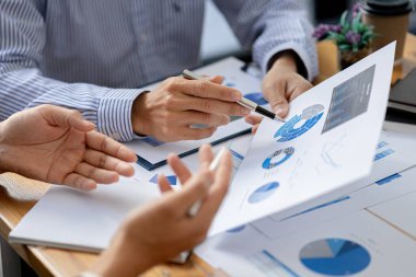 İki iş adamının buluştuğu ve beyin fırtınası yaptığı konferans odasındaki atmosfer, girişim kuran genç yöneticiler, yeni işletmeler ve fikirler. Girişim şirketinin yönetim kavramı.