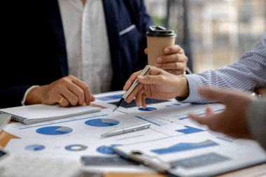 İki iş adamının buluştuğu ve beyin fırtınası yaptığı konferans odasındaki atmosfer, girişim kuran genç yöneticiler, yeni işletmeler ve fikirler. Girişim şirketinin yönetim kavramı.