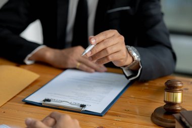 Avukat, müvekkilin, davalının şirket kurmuş ve hile yapmış bir iş ortağı olduğunu itiraf etmesine izin vermeden önce sözleşmeyi açıklar. Zimmete para geçirme kavramı.