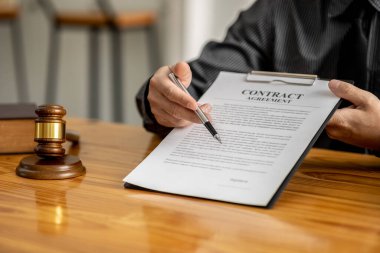 Avukat, müvekkilin, davalının şirket kurmuş ve hile yapmış bir iş ortağı olduğunu itiraf etmesine izin vermeden önce sözleşmeyi açıklar. Zimmete para geçirme kavramı.