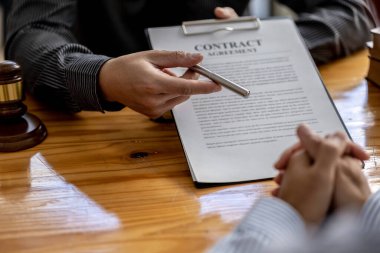 Avukat, müvekkilin, davalının şirket kurmuş ve hile yapmış bir iş ortağı olduğunu itiraf etmesine izin vermeden önce sözleşmeyi açıklar. Zimmete para geçirme kavramı.