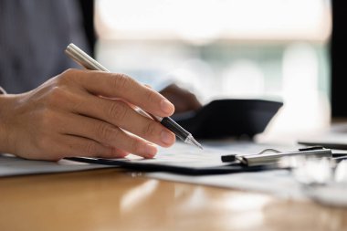 İşadamı, şirketin mali bilgilerini gösteren bir pasta grafiğine işaret ederek şirketin mali bilgilerini harita halinde gösteren özel ofisinde oturuyor. Finansal kavramlar