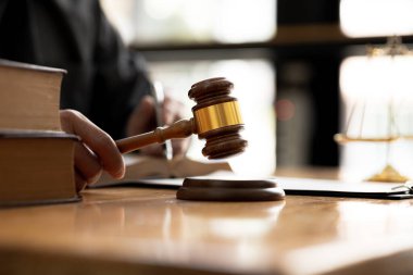 Adaletin çekicini, avukat ya da kolluk kuvvetleri görevlisinin kavramını elinde tutan kişi, dava kararına benzer bir çekiç tutuyor demektir. Avukat ve hukukun düzgün ve adil kullanımı..