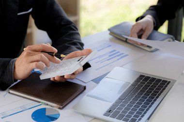 Toplantı odasındaki atmosfer, iş adamları ve iş ortaklarının bir araya geldiği, özetlerle tanıştığı ve şirketi daha da büyütmek için beyin fırtınası yaptığı yer. İş yönetimi kavramı.