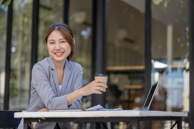 Güzel Asyalı kadın, yeni nesil girişimlere önderlik eden bir iş kadını, iş dünyasında güven ve istikrar oluşturmak için bir iş planı yürüten ve yöneten bir kadın, kadın güdümlü iş konsepti..