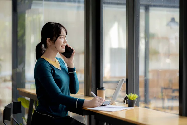 Woman Talking Phone Friend Finishing One Online Class She University — Stok fotoğraf