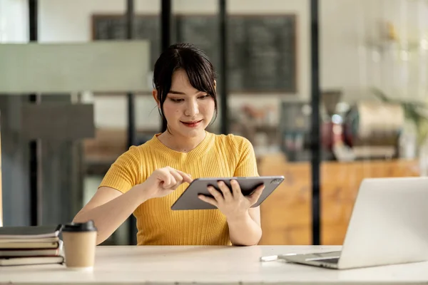 Young Businesswoman Looking Financial Information Tablet She Checking Company Financial — Stok fotoğraf