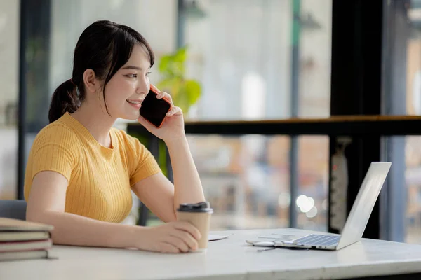 Woman Talking Phone Friend Finishing One Online Class She University — Stok fotoğraf