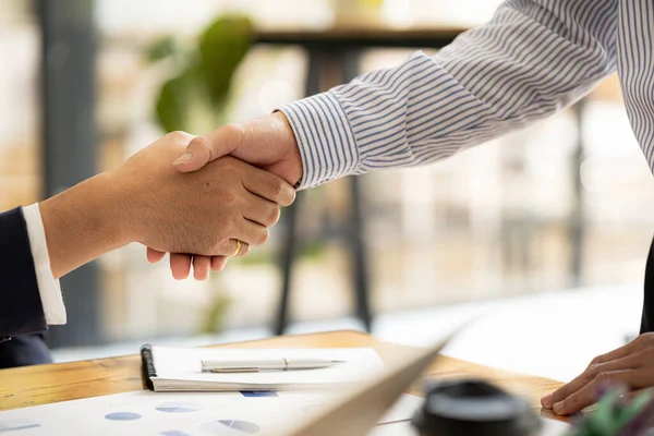 Close Two Business Men Holding Hands Two Businessmen Agreeing Business — Foto de Stock