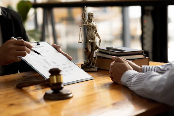 Advokaten Förklarar Avtalet Innan Klienten Får Underteckna Stämningen Och Medge — Stockfoto