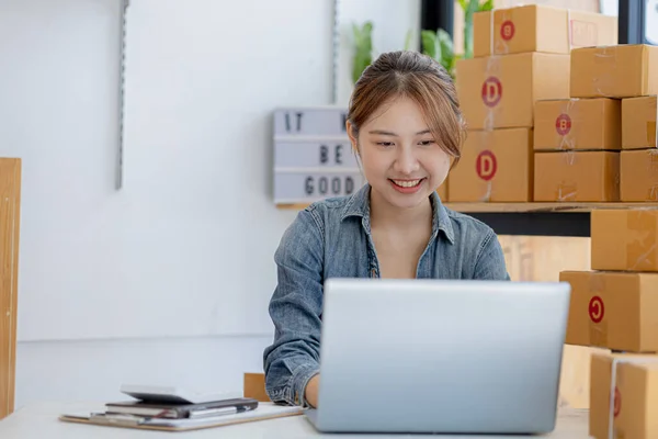 Egy Gyönyörű Ázsiai Üzlettulajdonos Nyit Egy Online Áruházat Laptopon Keresztül — Stock Fotó