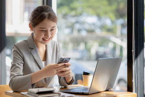 Young Businesswoman Looking Financial Information Mobile Phone She Checking Company — ストック写真