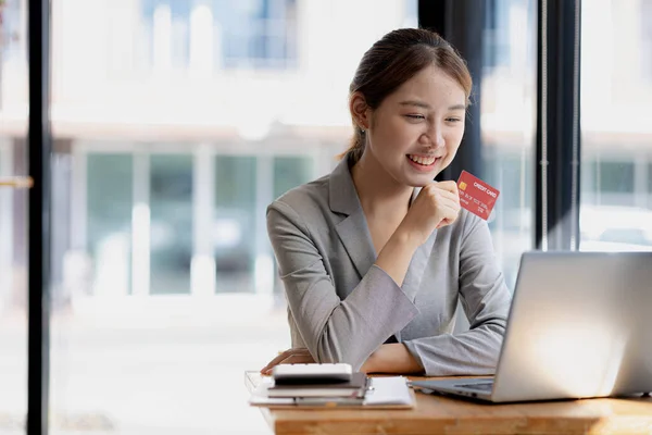 Beautiful Woman Holding Credit Card She Uses Credit Card Pay — ストック写真