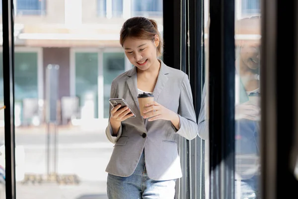 Young Businesswoman Looking Financial Information Mobile Phone She Checking Company — Stockfoto