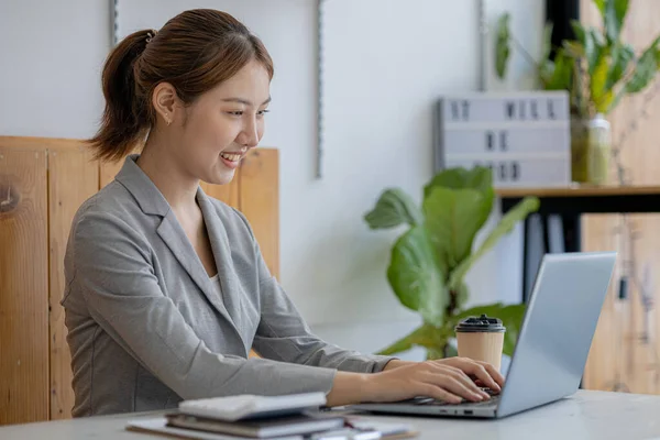 Mulher Jovem Asiática Bonita Olhando Para Informações Sobre Laptop Imagem — Fotografia de Stock