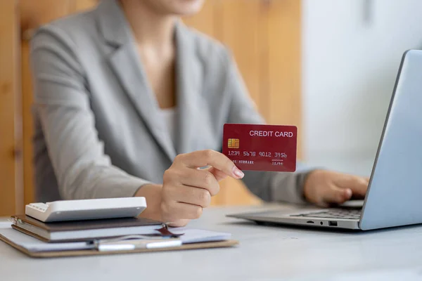 Beautiful Woman Holding Credit Card She Uses Credit Card Pay — 스톡 사진