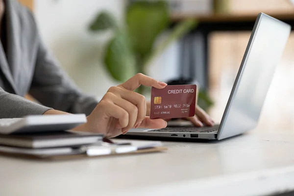 Beautiful Woman Holding Credit Card She Uses Credit Card Pay — Stockfoto