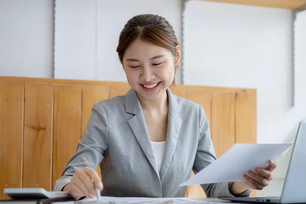 彼女のプライベートオフィスに座っている美しいアジアの実業家 彼女は会社の財務書類をチェックしている 彼女はスタートアップ企業の女性経営者です 財務管理の考え方 — ストック写真