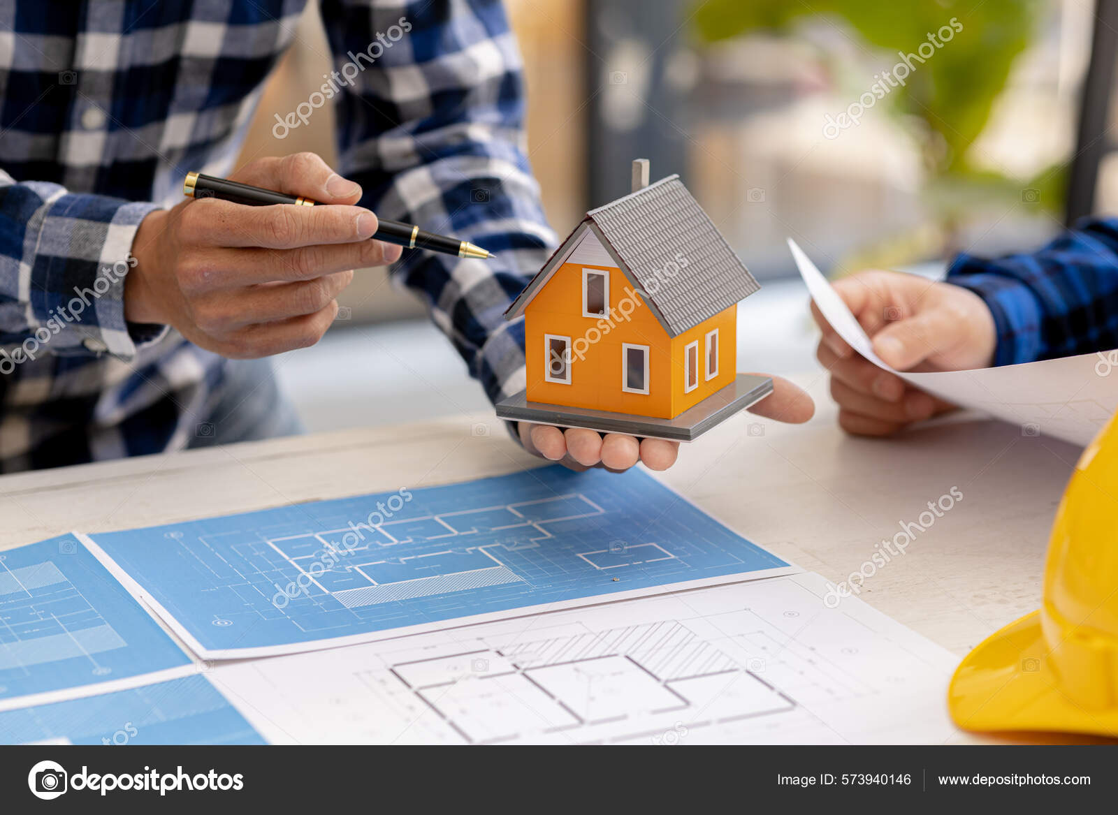 Команда Архитекторов Рассматривает Макеты Небольших Домов Инженеры.