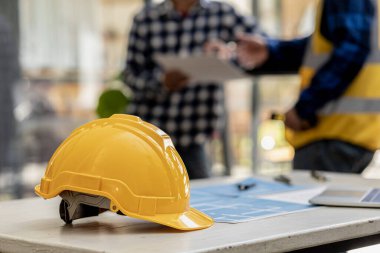 Miğferler inşaat işinde güvenliği sağlamak için, mimar mühendisler evleri ve iç yapıları tasarlamak ve tasarım programları yoluyla planları çizmek için kullanılır. Mimarlık tasarım kavramı.